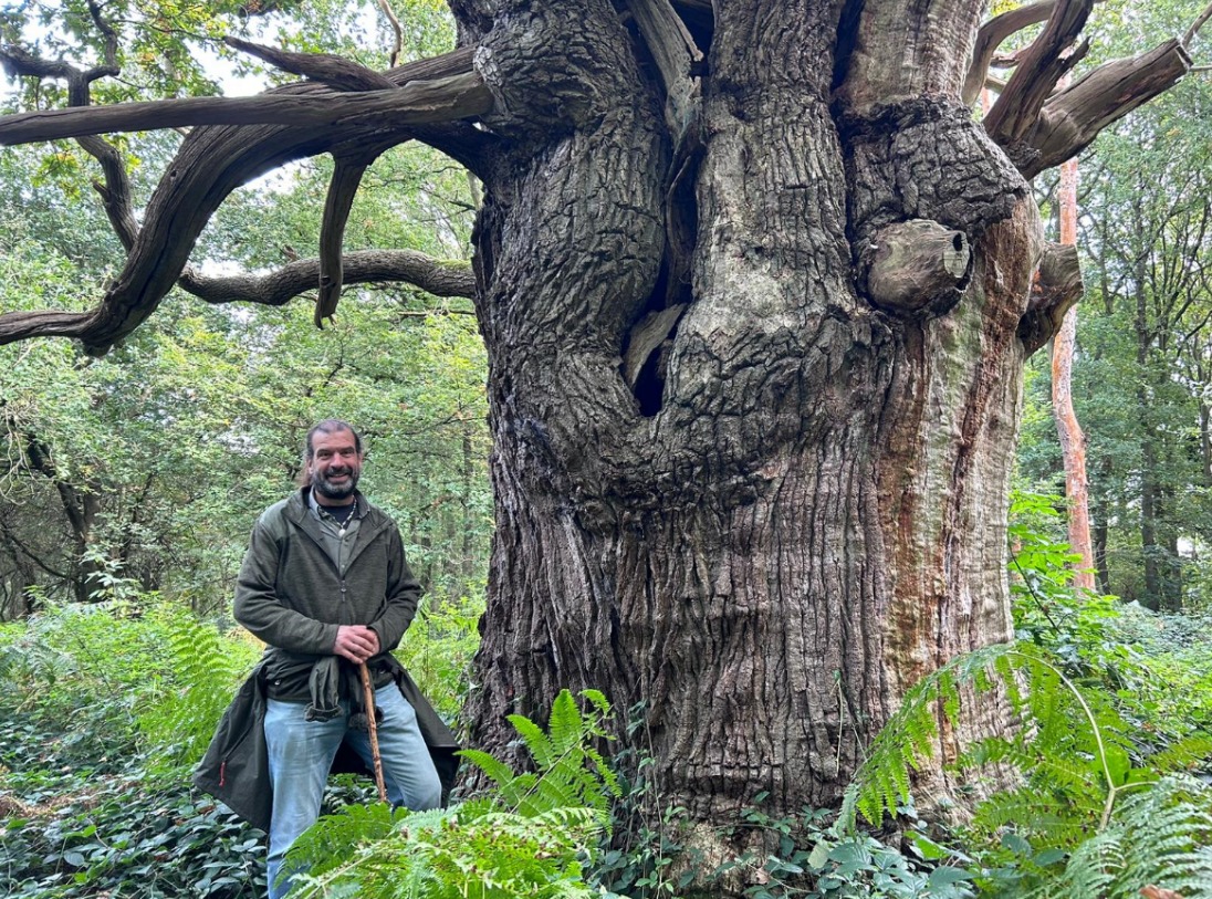 Jeroen Heindijk bij een eeuwenoude eik in het bos